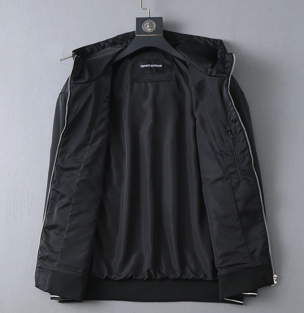 Armani official website Same Style, complete with three labels, on sale in advance. 2026 Autumn and Winter New Arrival men's jacket, Original with complete three labels, Premium version. Custom-made fabrics at the counter. Breathable, high comfort, impeccable details, brand element design concept, reflecting high quality. It feels delicate and soft, presents a casual cut, and has a great upper body shape. Sizes: M～3XL,
